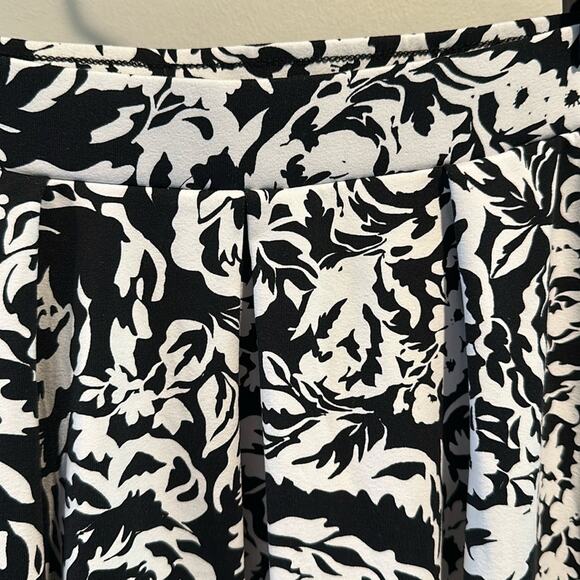 Adrienne Vittadini Medium Pull-on Activewear Skirt - Picture 3 of 8